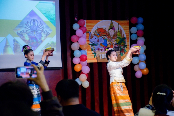 Chinese, Thai Students Craft Lanterns to Mark 50 Years of Diplomatic Friendship