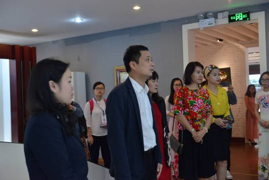 Vietnam TV (VTV) Delegation Visiting Vietnam School Memorial Hall of GXNU